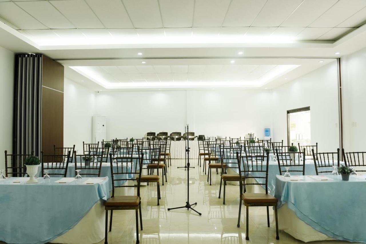 Holiday Suites Puerto Princesa Bagian luar foto