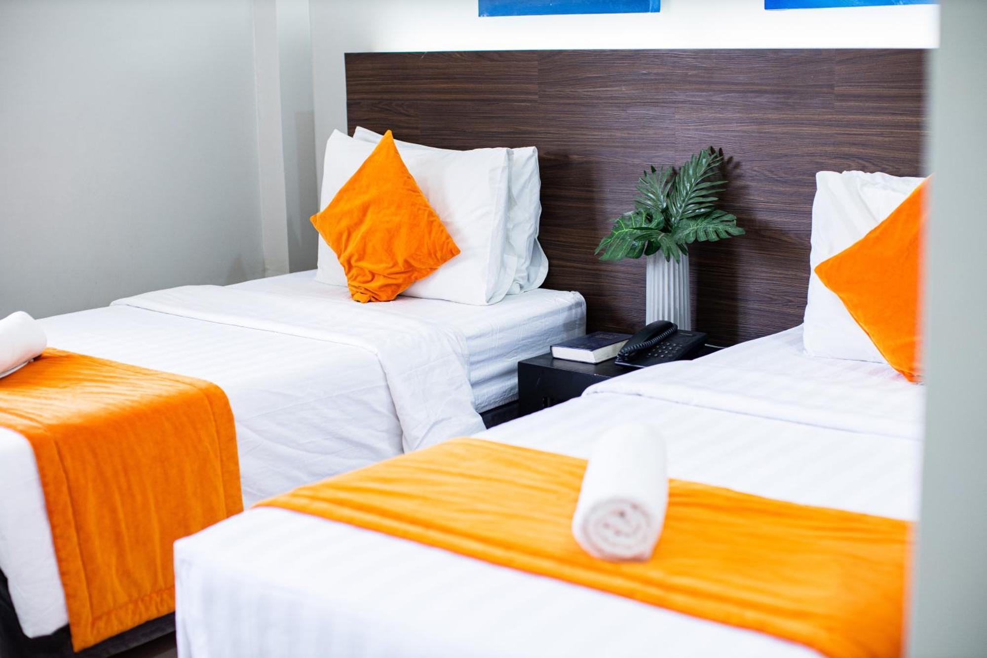 Holiday Suites Puerto Princesa Bagian luar foto
