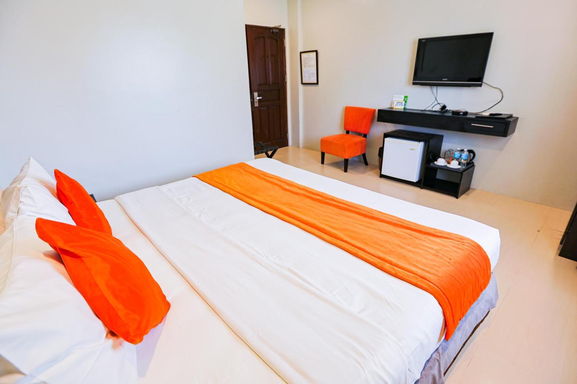 Holiday Suites Puerto Princesa Bagian luar foto