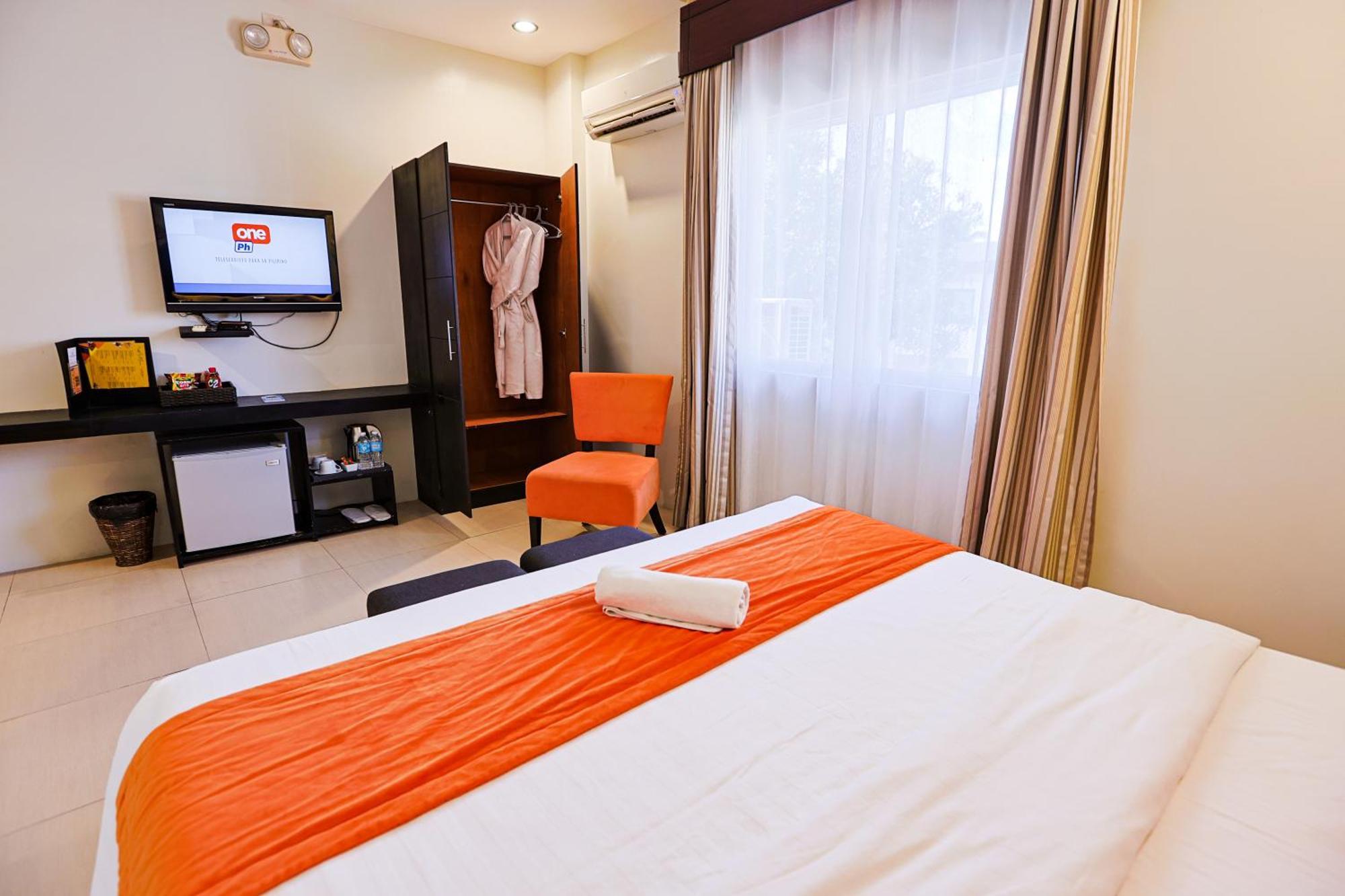 Holiday Suites Puerto Princesa Bagian luar foto