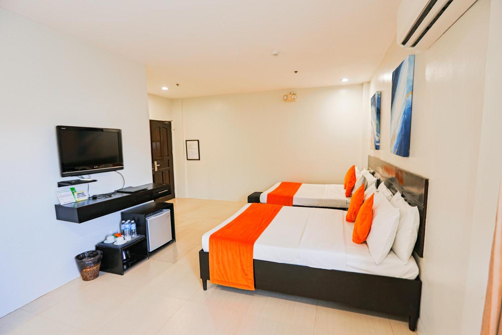 Holiday Suites Puerto Princesa Bagian luar foto