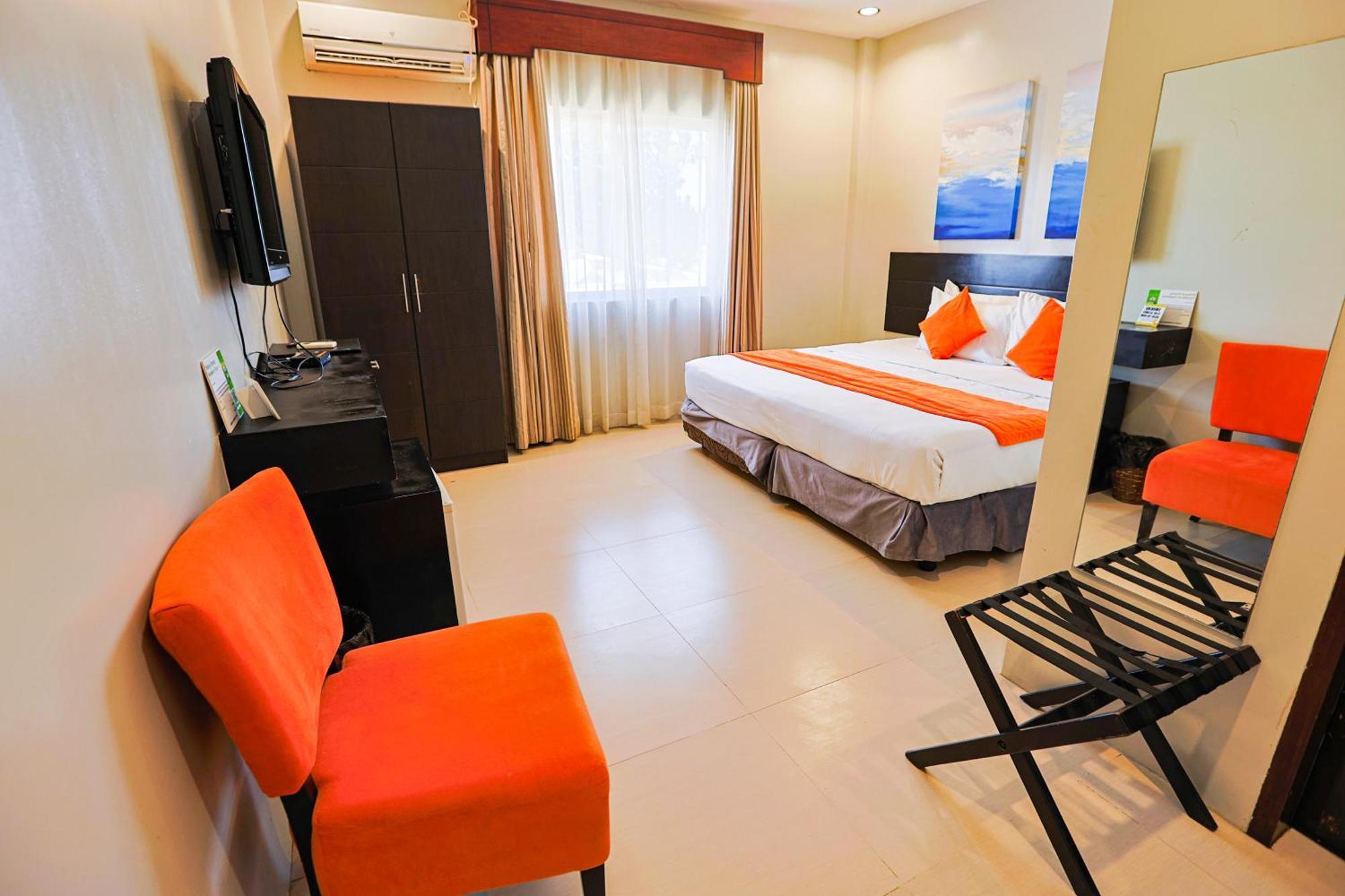 Holiday Suites Puerto Princesa Bagian luar foto