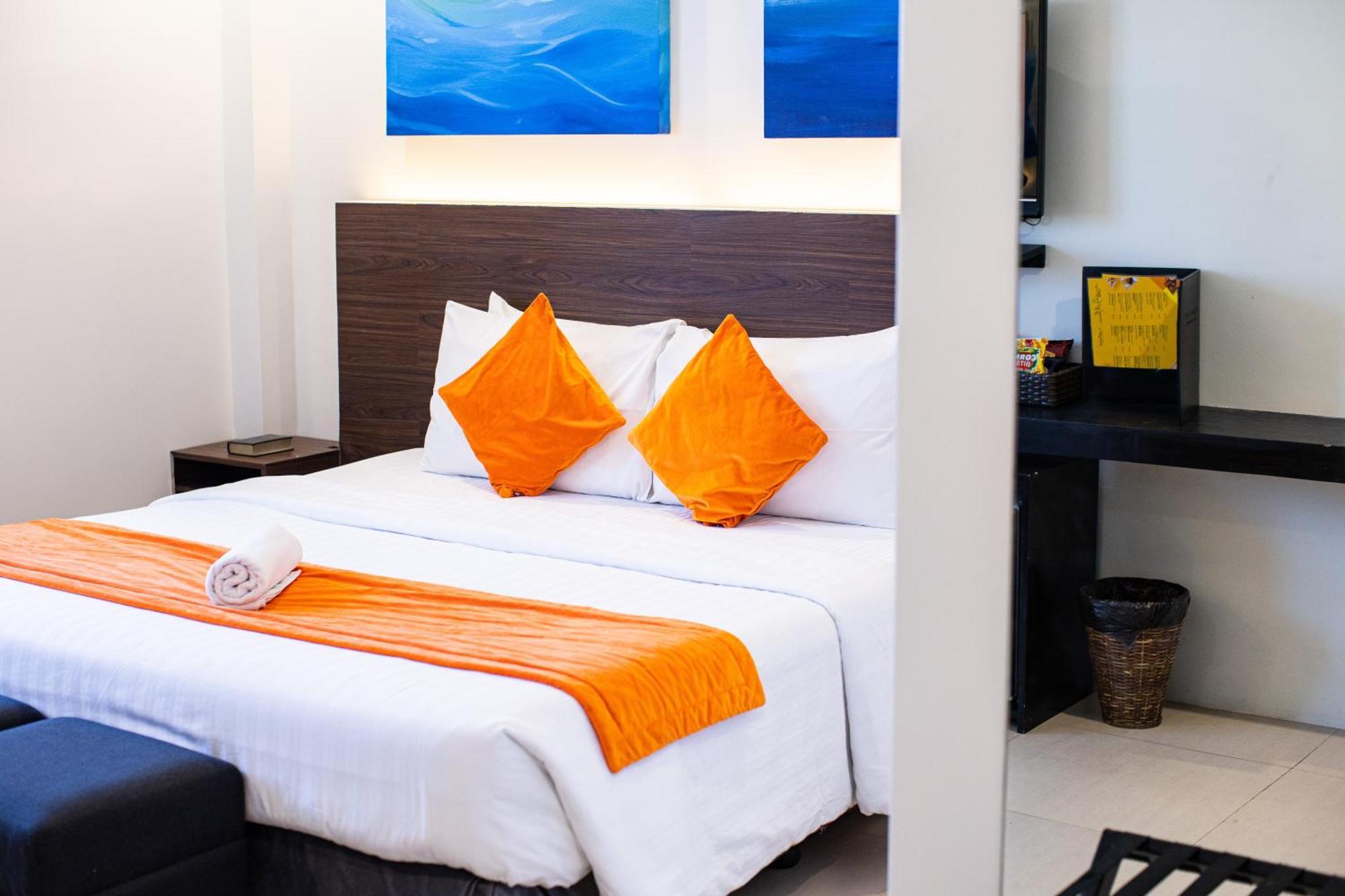 Holiday Suites Puerto Princesa Bagian luar foto