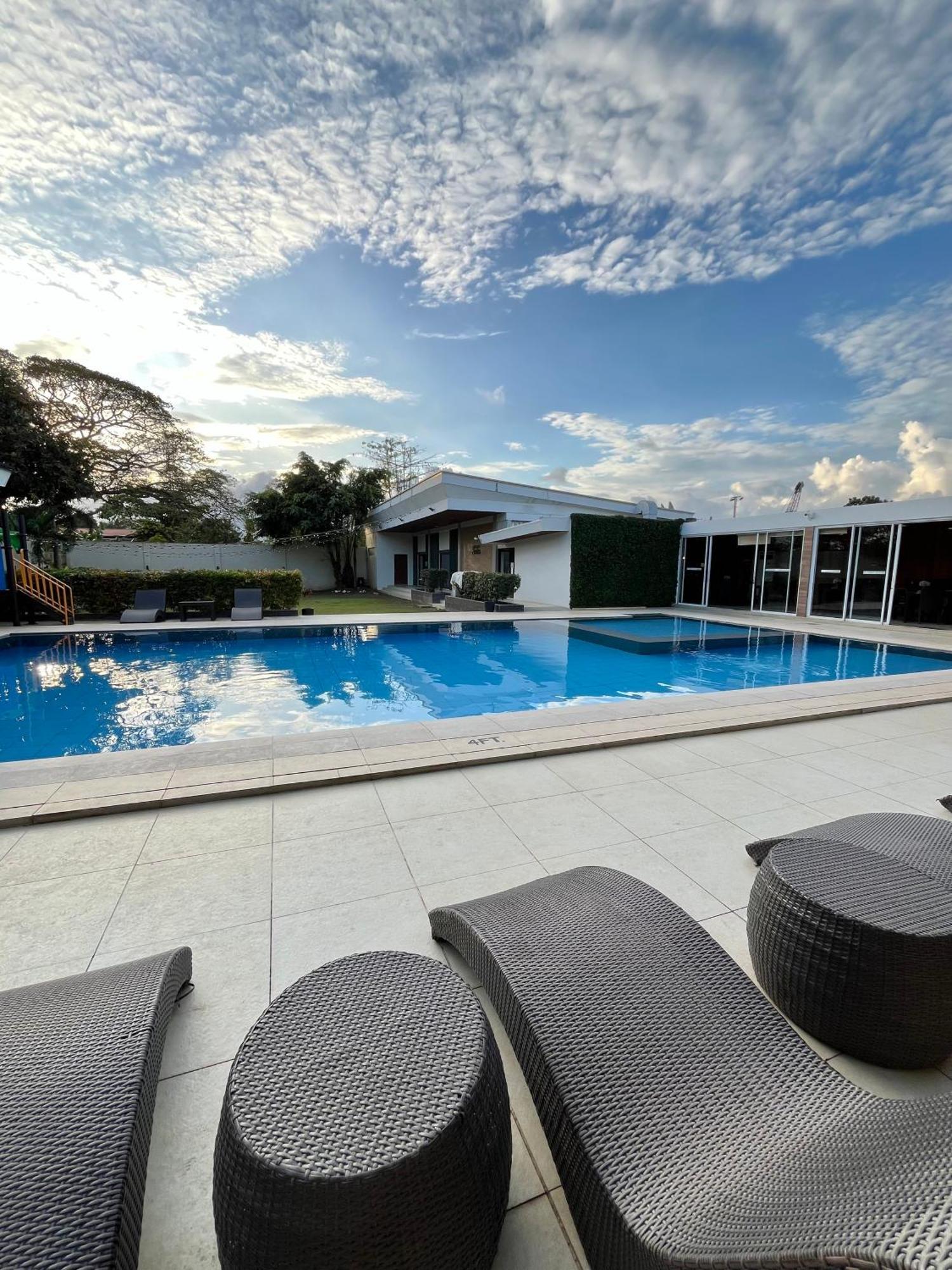 Holiday Suites Puerto Princesa Bagian luar foto