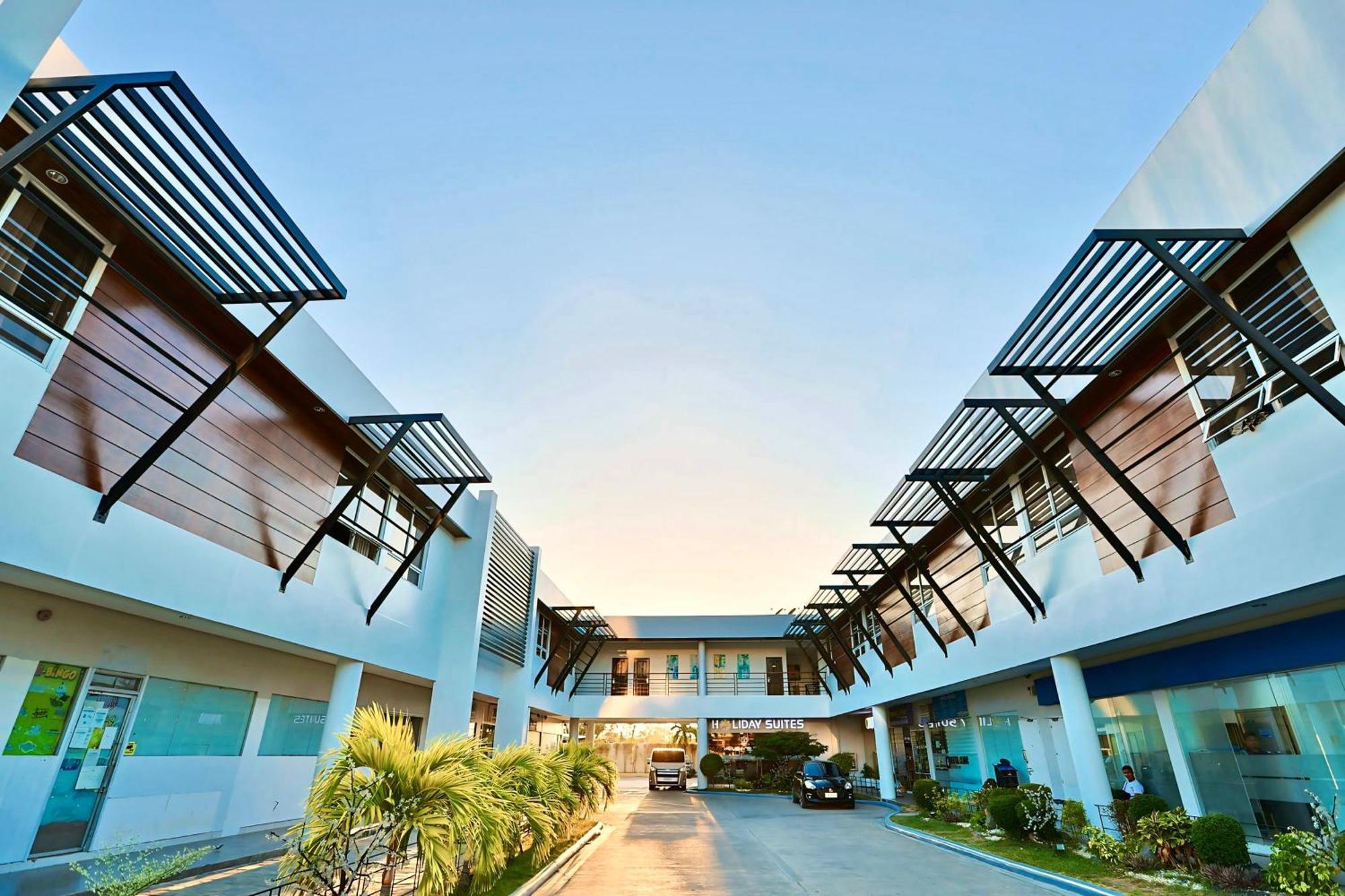 Holiday Suites Puerto Princesa Bagian luar foto