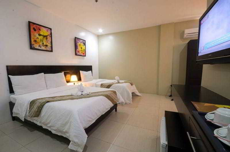 Holiday Suites Puerto Princesa Bagian luar foto