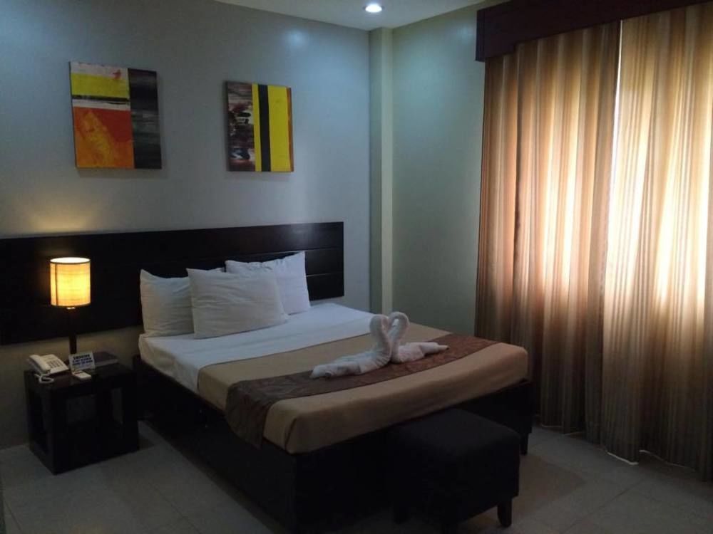 Holiday Suites Puerto Princesa Bagian luar foto
