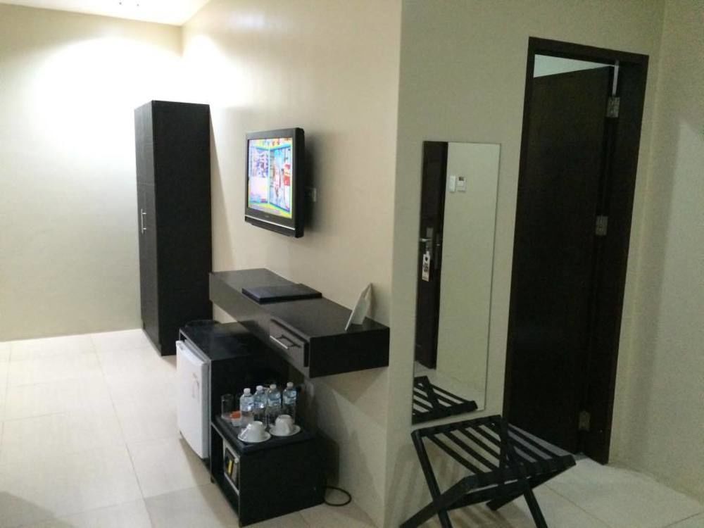Holiday Suites Puerto Princesa Bagian luar foto