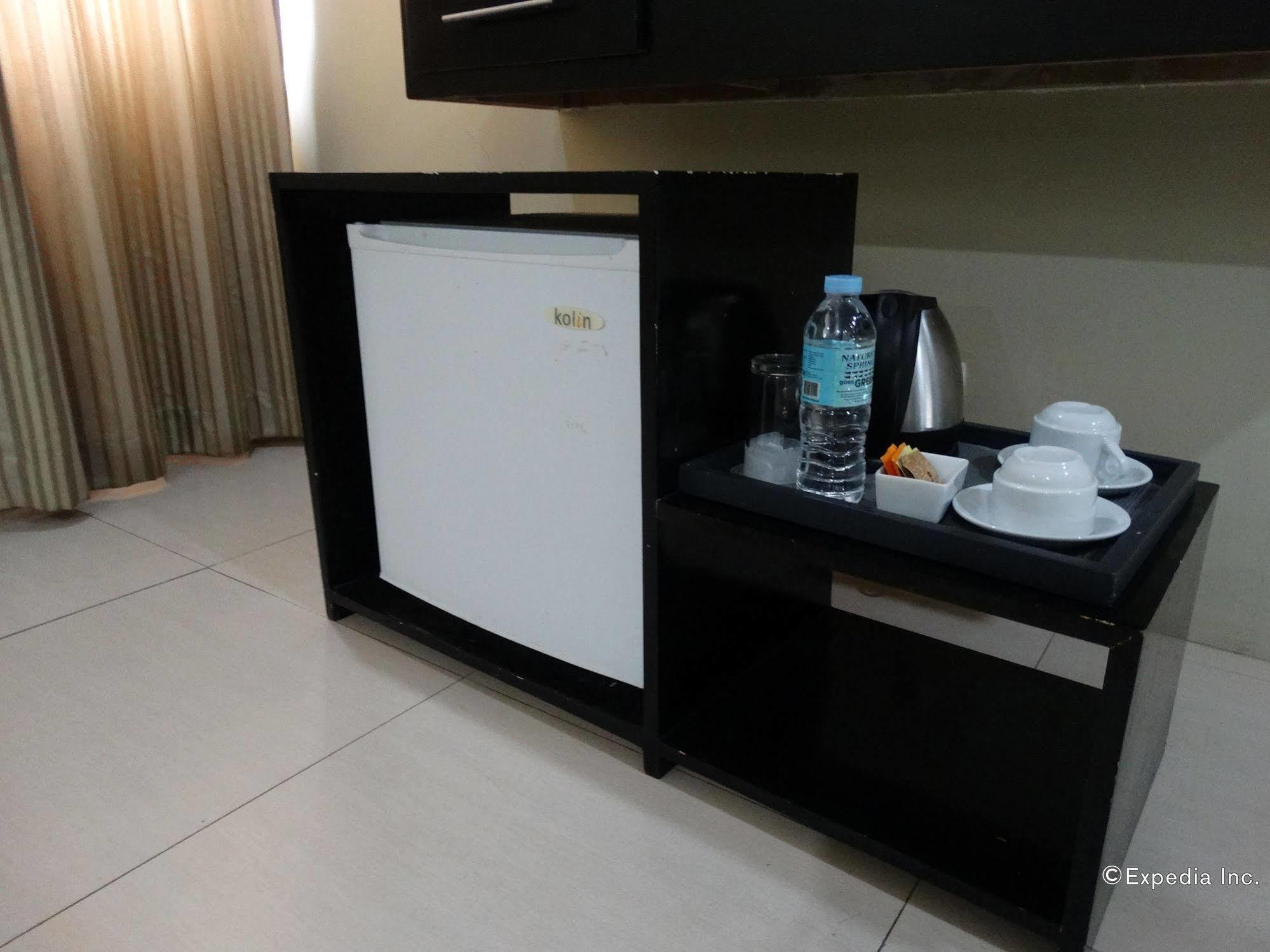 Holiday Suites Puerto Princesa Bagian luar foto