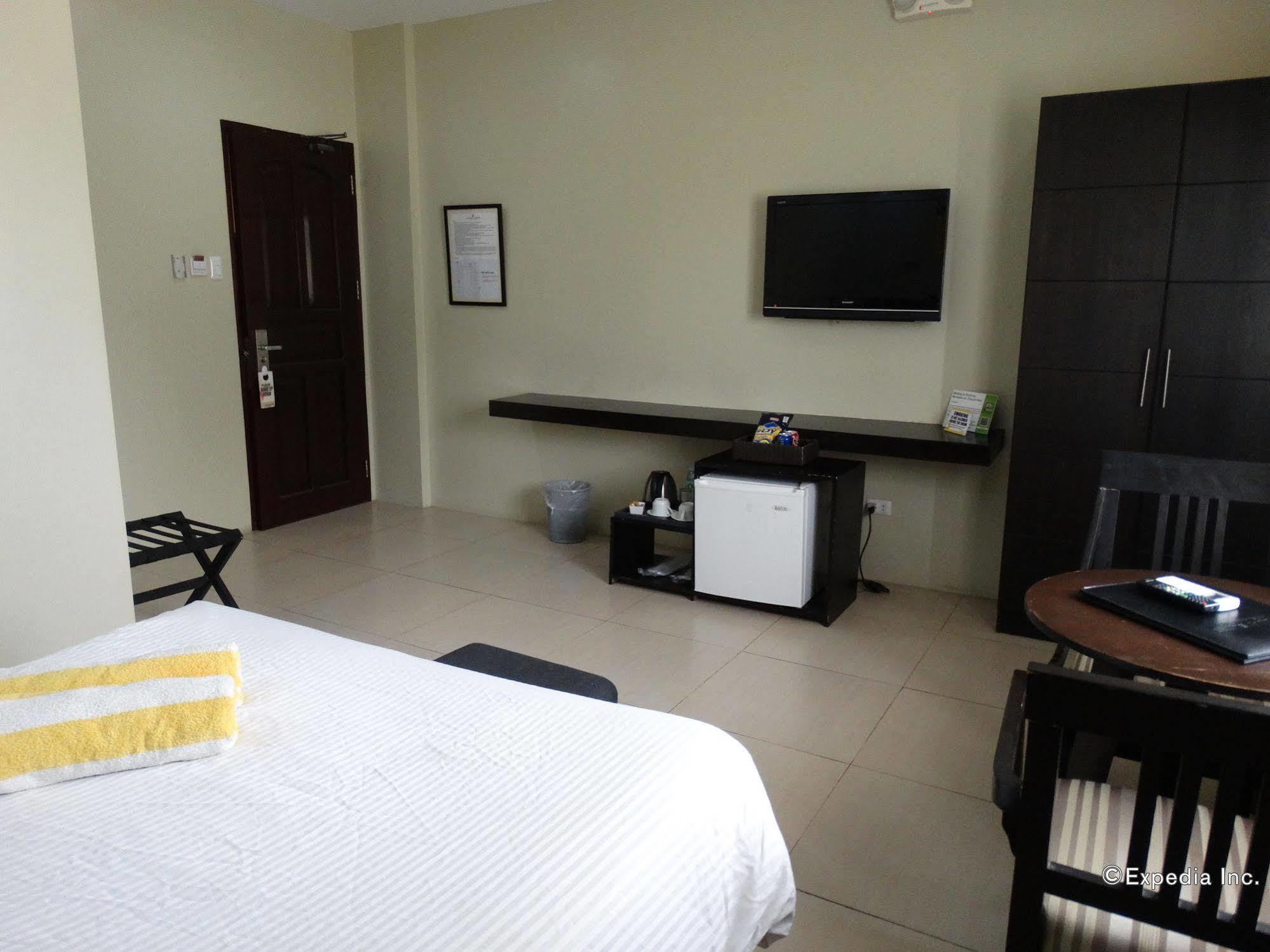 Holiday Suites Puerto Princesa Bagian luar foto