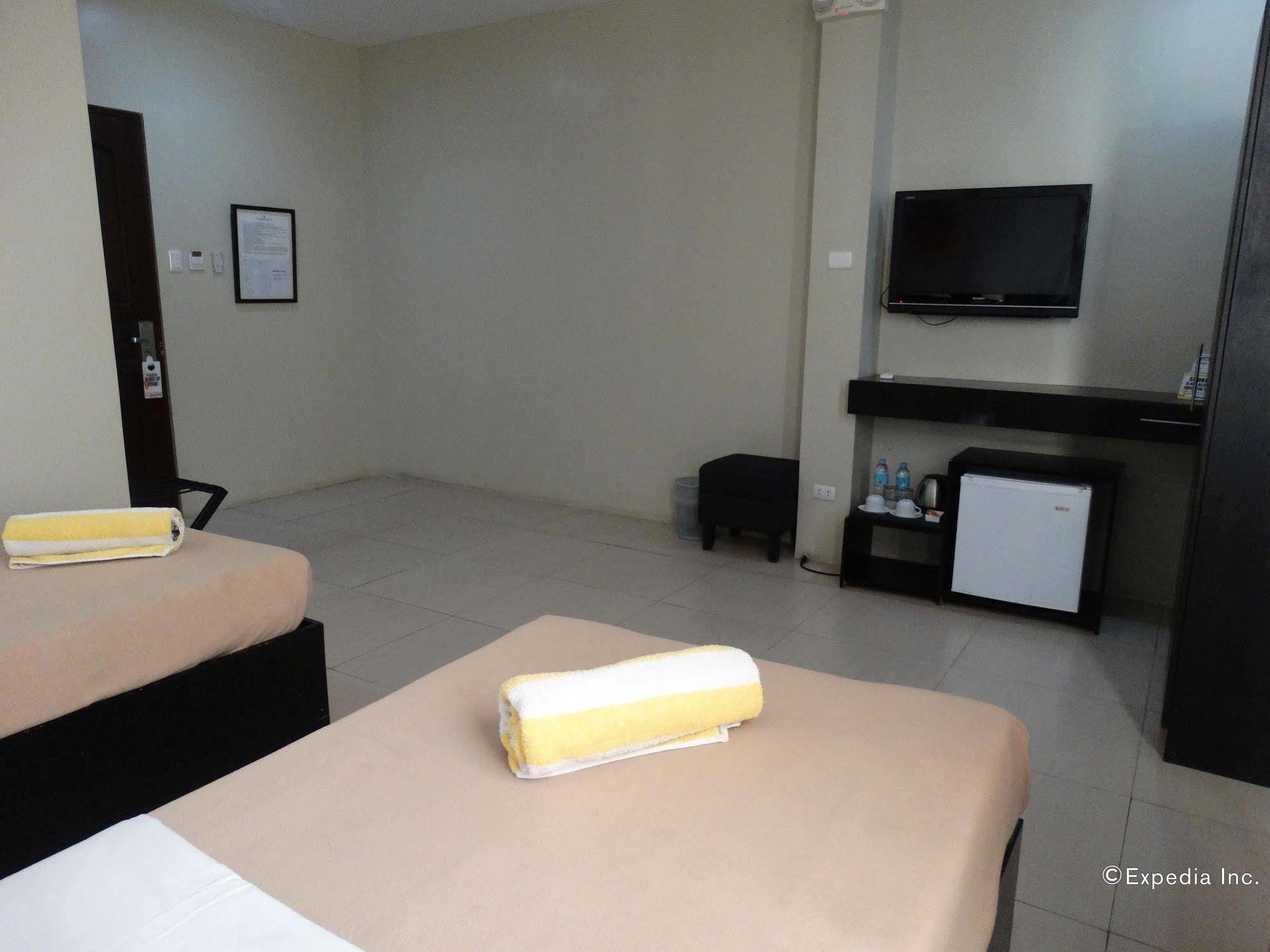 Holiday Suites Puerto Princesa Bagian luar foto