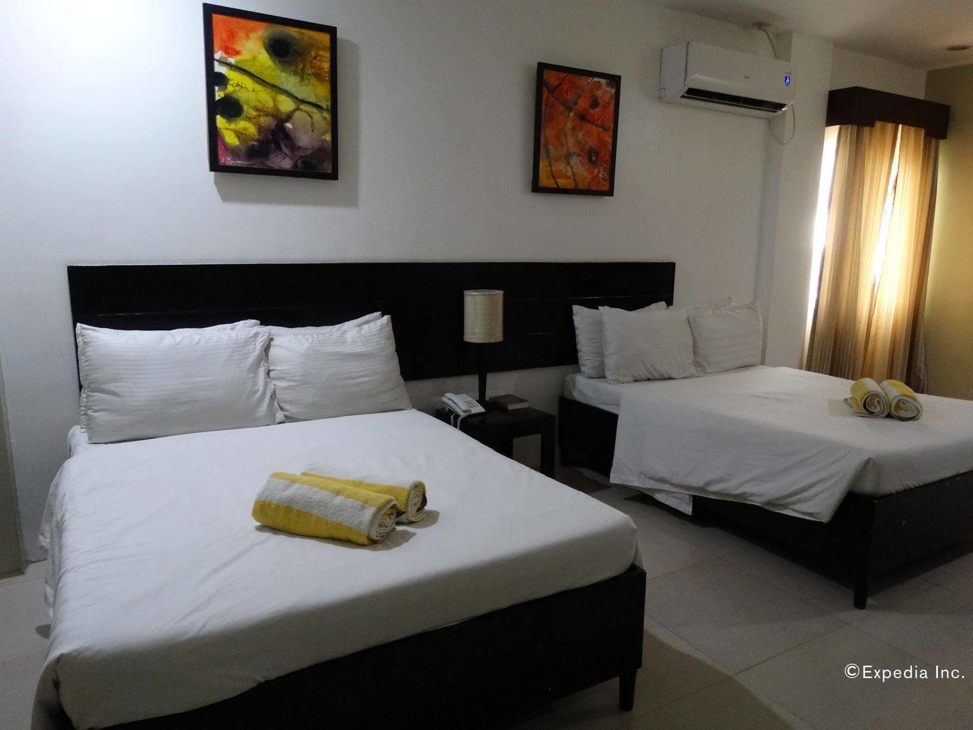 Holiday Suites Puerto Princesa Bagian luar foto