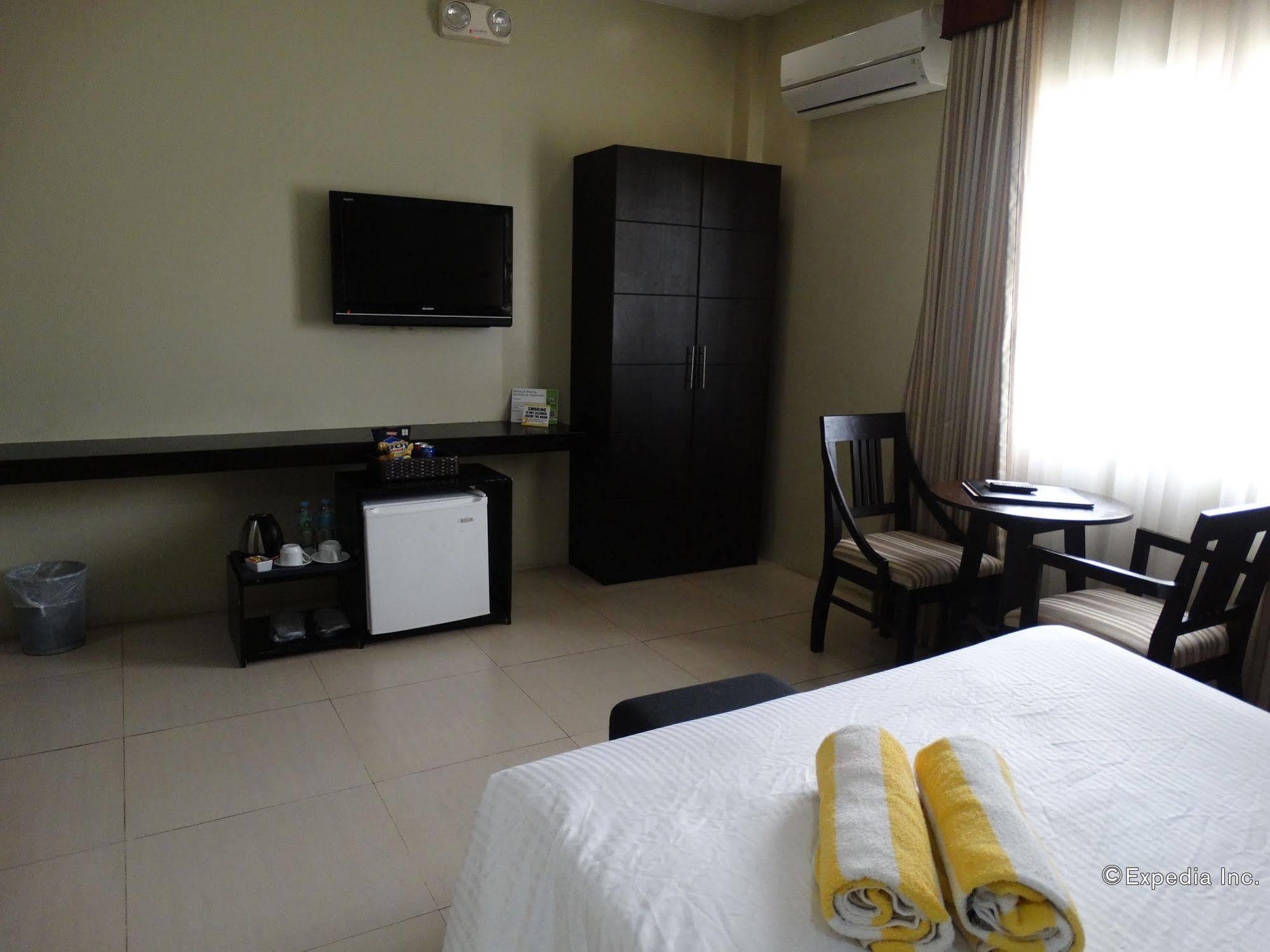 Holiday Suites Puerto Princesa Bagian luar foto