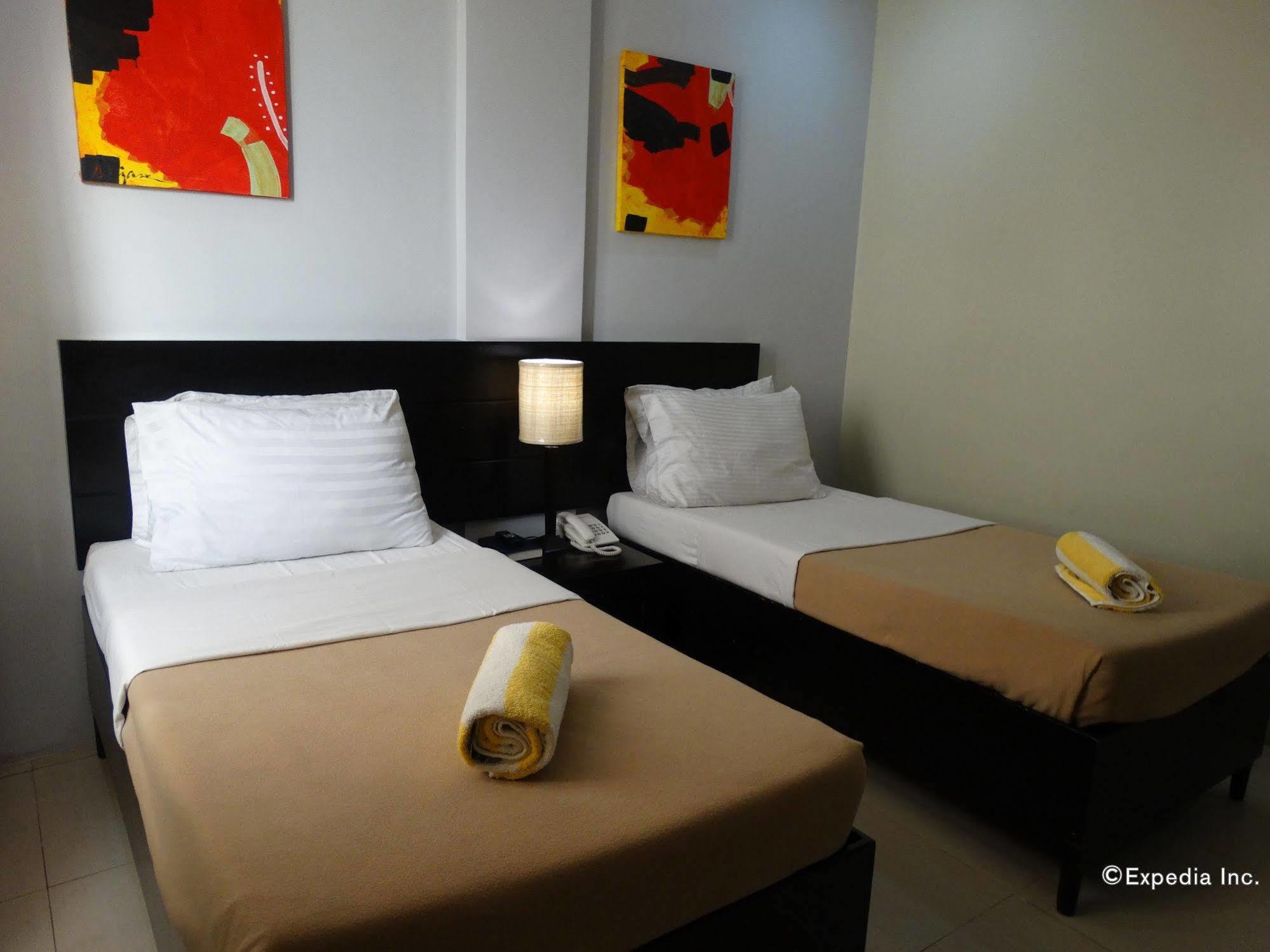 Holiday Suites Puerto Princesa Bagian luar foto