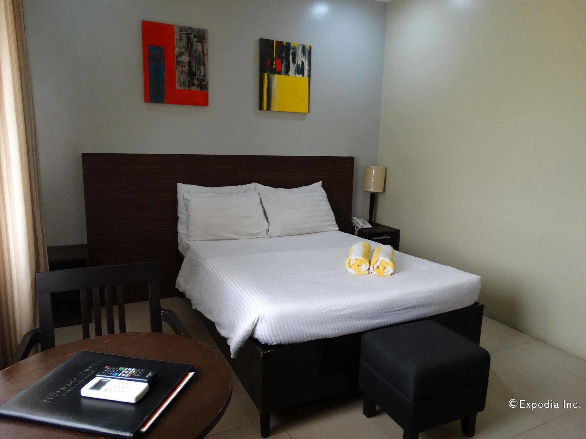 Holiday Suites Puerto Princesa Bagian luar foto