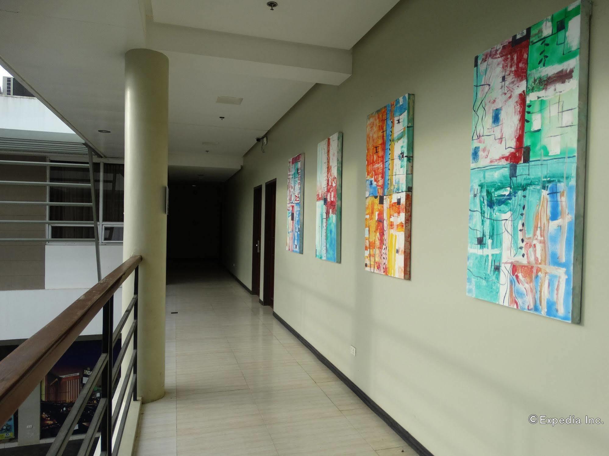 Holiday Suites Puerto Princesa Bagian luar foto