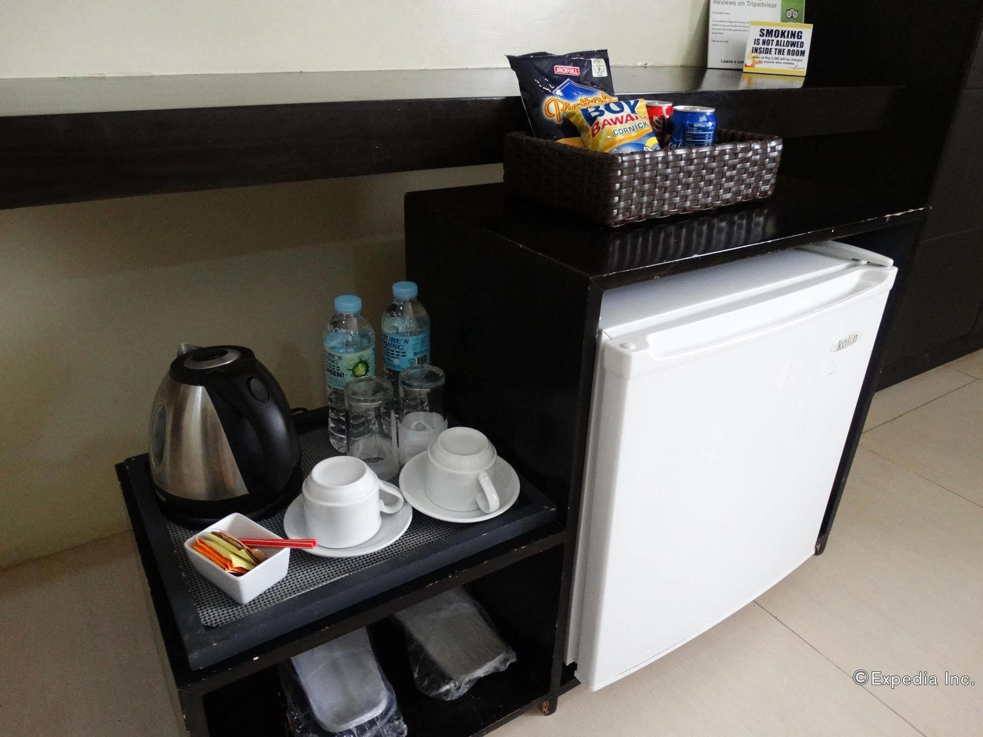 Holiday Suites Puerto Princesa Bagian luar foto