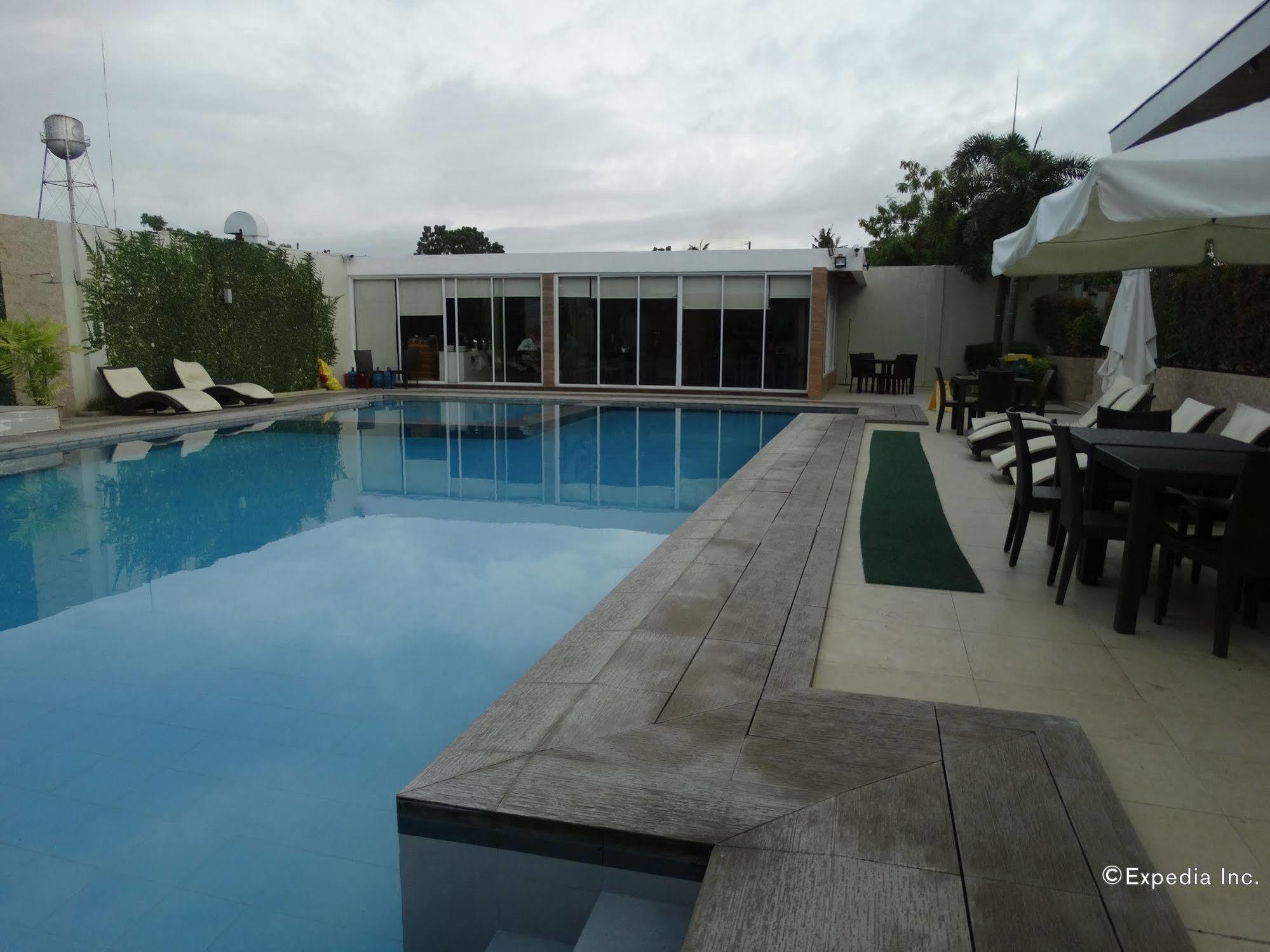 Holiday Suites Puerto Princesa Bagian luar foto
