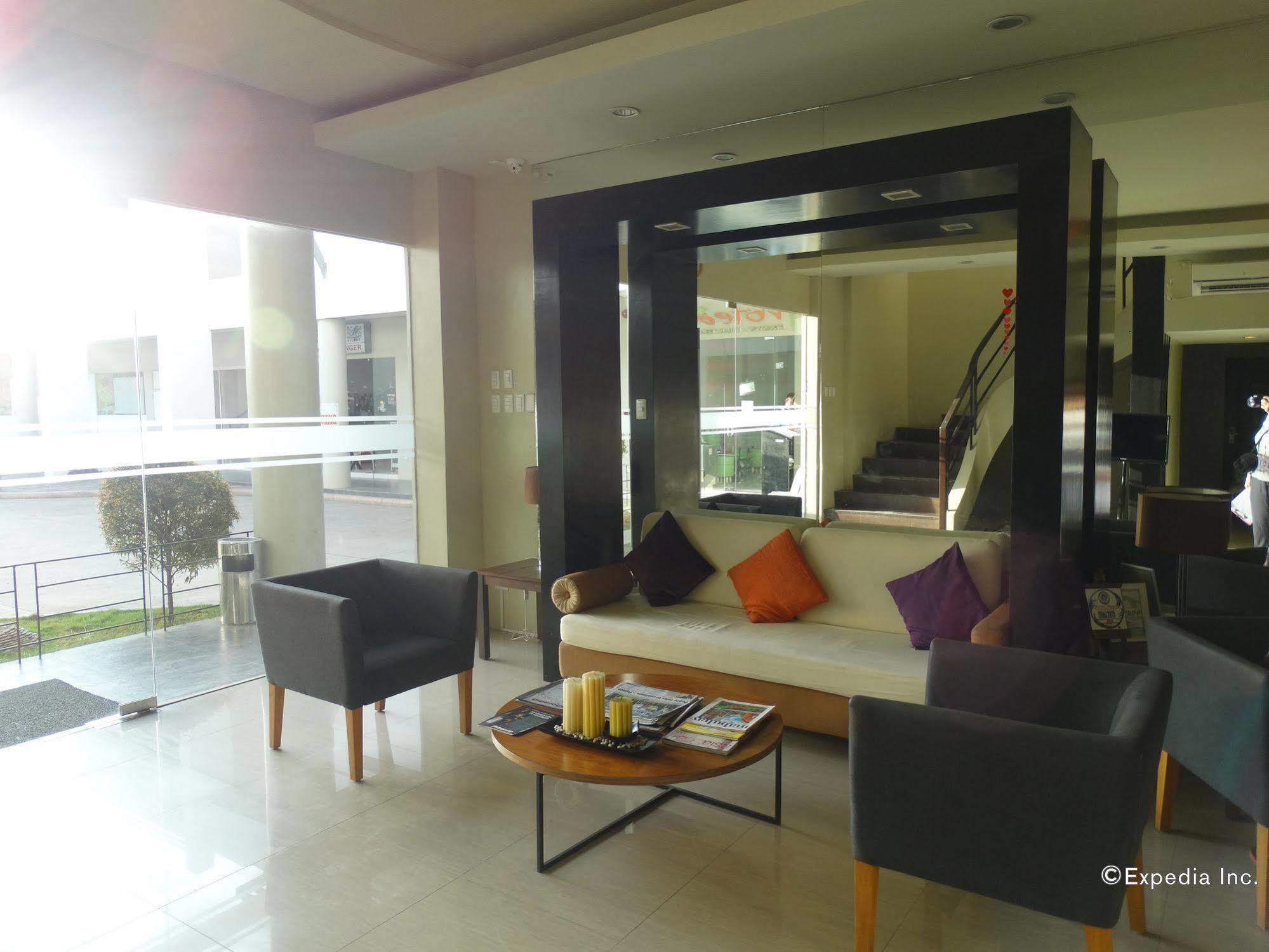 Holiday Suites Puerto Princesa Bagian luar foto