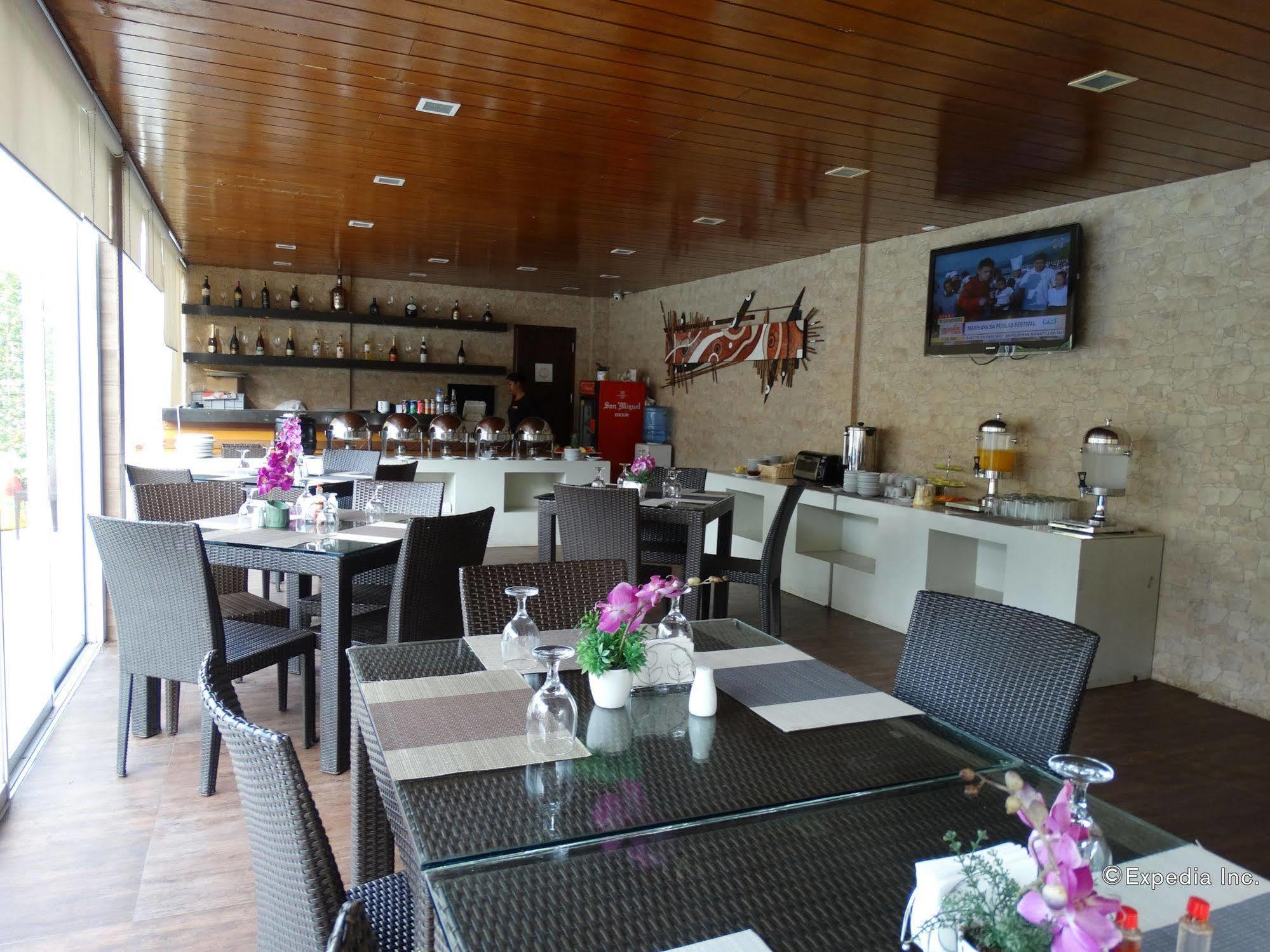 Holiday Suites Puerto Princesa Bagian luar foto