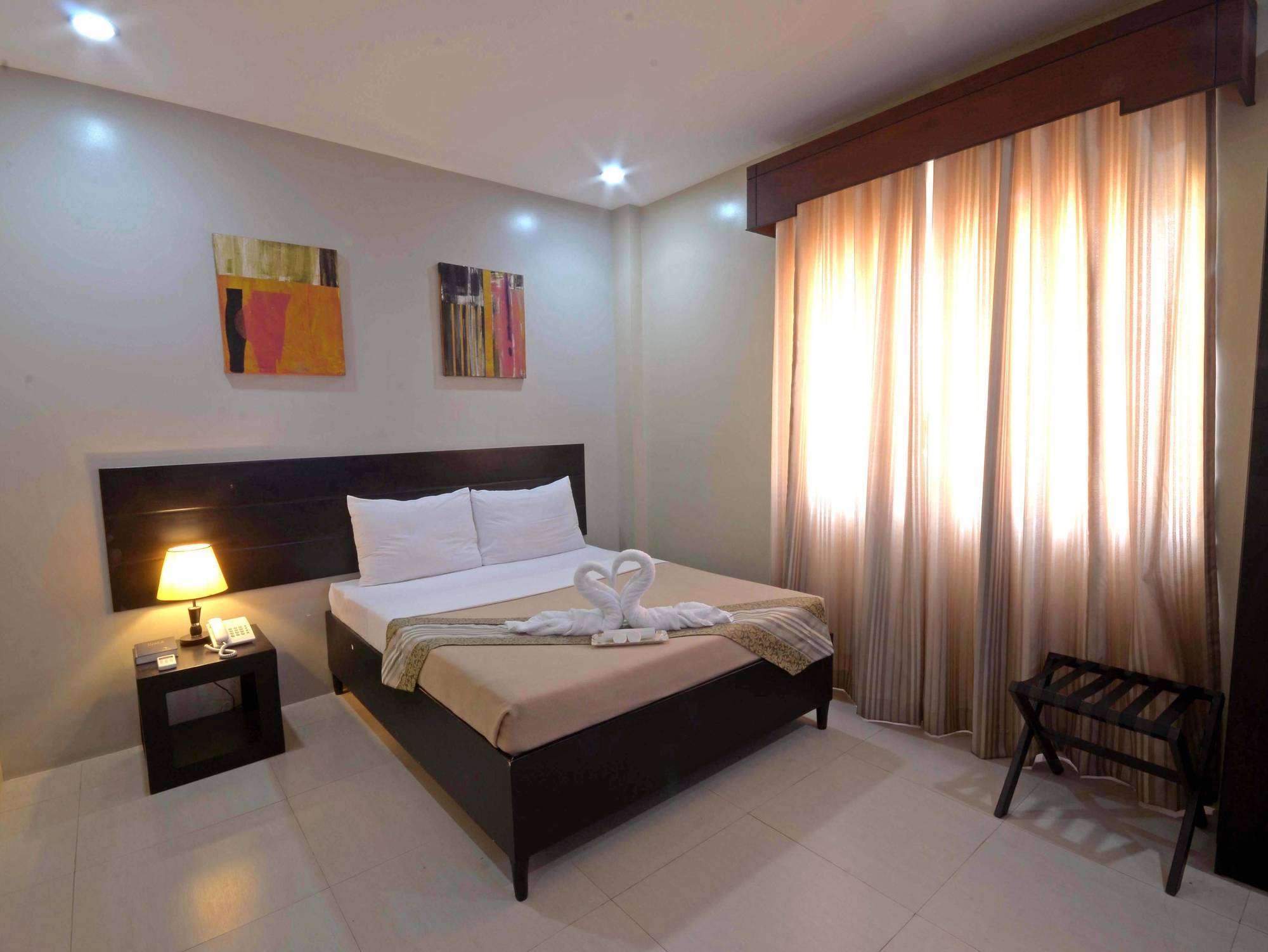 Holiday Suites Puerto Princesa Bagian luar foto