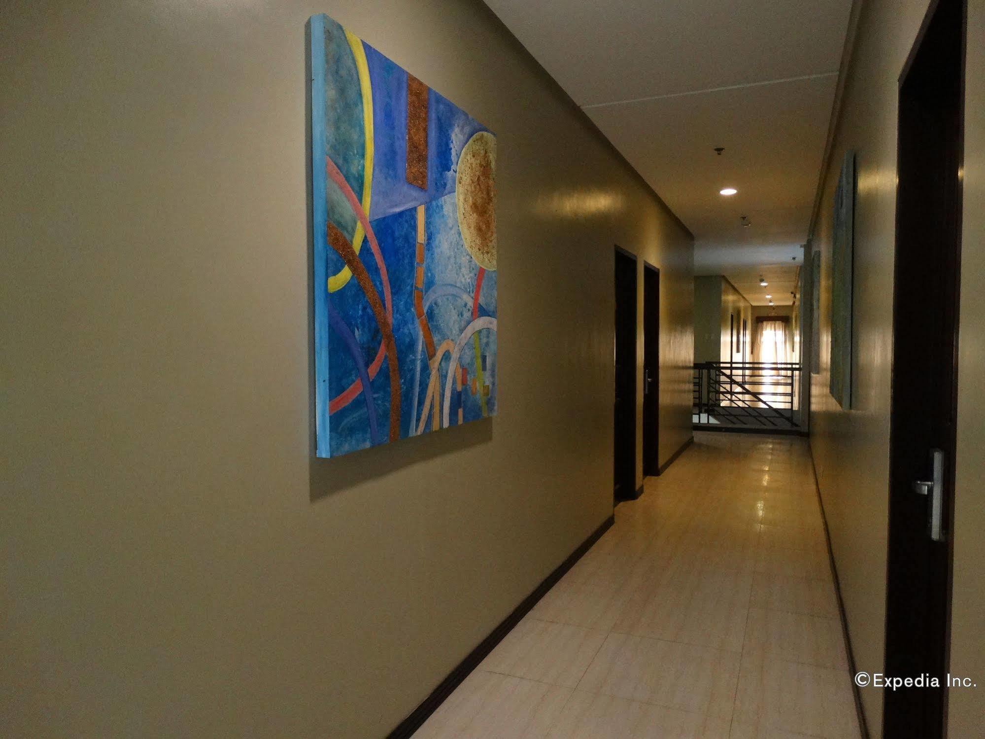 Holiday Suites Puerto Princesa Bagian luar foto